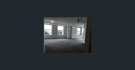 6th floor, north-east corner apartment with harbour-view and parking for two vehicles. - Photo 2