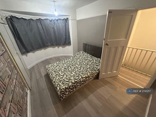 4 bedroom semi-detached house to rent - Photo 1