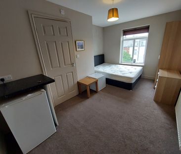 Large en-suite room in friendly, central house share - Photo 5