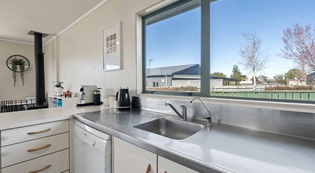 Welcome to this spacious and versatile 4-bedroom rental home. - Photo 1