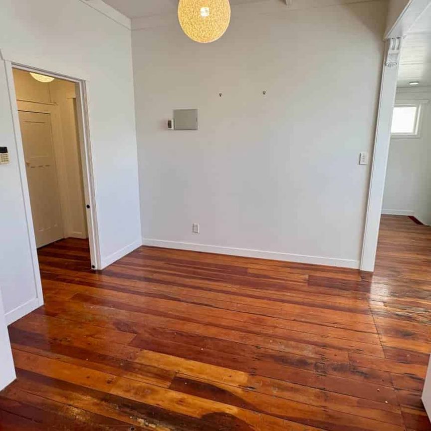 Sandringham's Best: Renovated California Bunga... - Photo 1