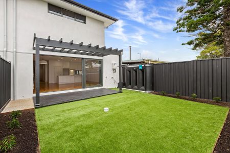 GRAND IN SIZE AND QUALITY - 4 BEDROOM PLUS STUDY - Photo 2