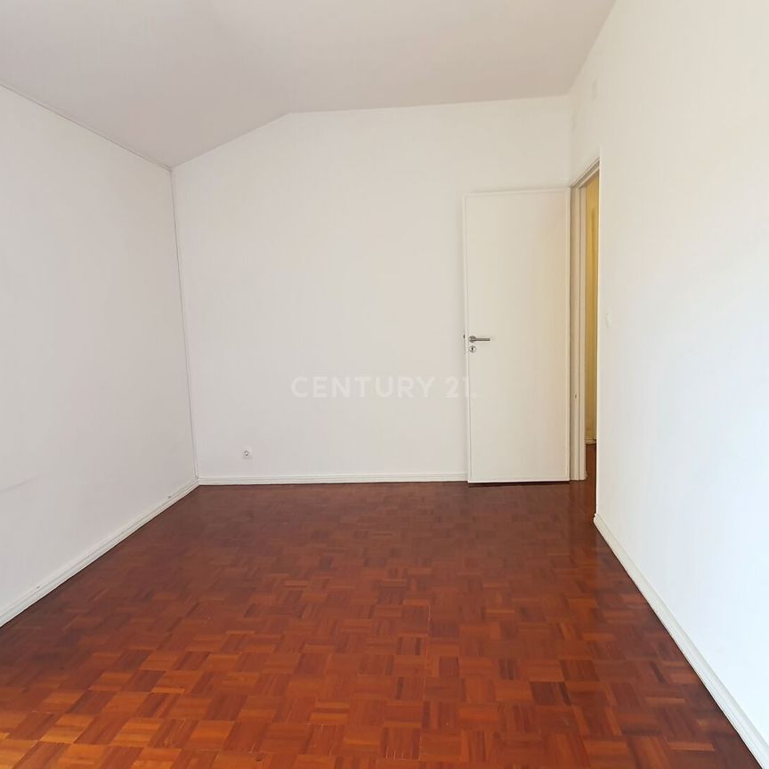 * RESERVADO *Apartamento T2 Remodelado com Anexo e 2 Terraços - Odivelas - Photo 1