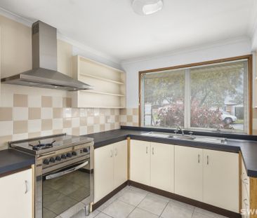 Light filled three bedroom residence in quiet location - Photo 6