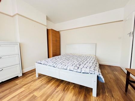 1 bedroom in a house share to rent - Photo 2