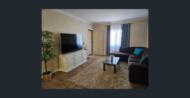 Stunningly refurbished & furnished!! - Photo 1