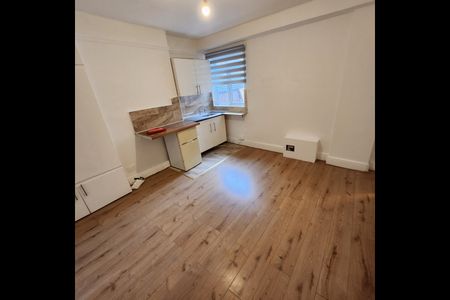 Room in a Shared House, Old Bedford Road, LU2 - Photo 5