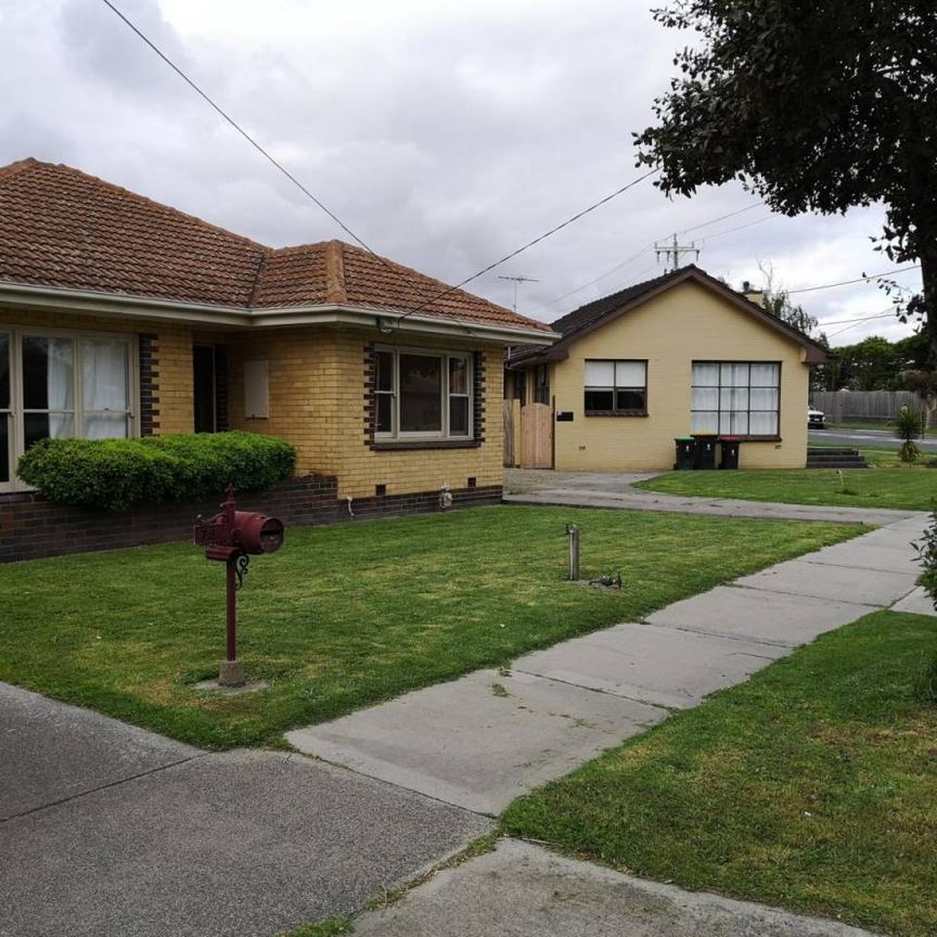 3 Bed House For Lease in Mordialloc: within 1km to the beach! - Photo 1