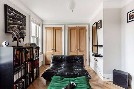 ** Short let ** Ultra modern three bedroom townhouse finished to a high standard. - Photo 3