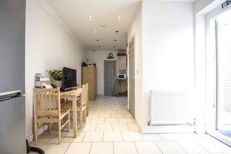 Price £950 pcm - Available Now - Part Furnished - Photo 3