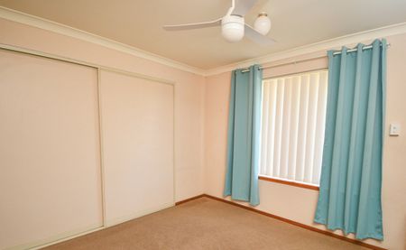 Three Bedroom unit in Sought After Halls Head! - Photo 4