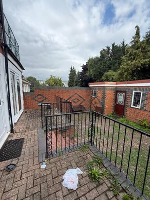 1 bedroom in a house share to rent - Photo 1