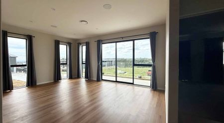 Large and luxurious in Flat bush - Photo 2