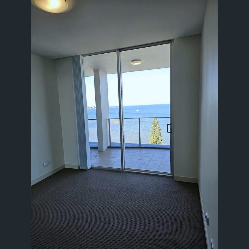 Luxury Waterfront Penthouse with Private Rooftop Spa - Unfurnished 2 Bedroom Unit with 2 Car Parks - Photo 1