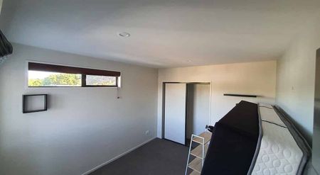 Modern family home - Photo 2