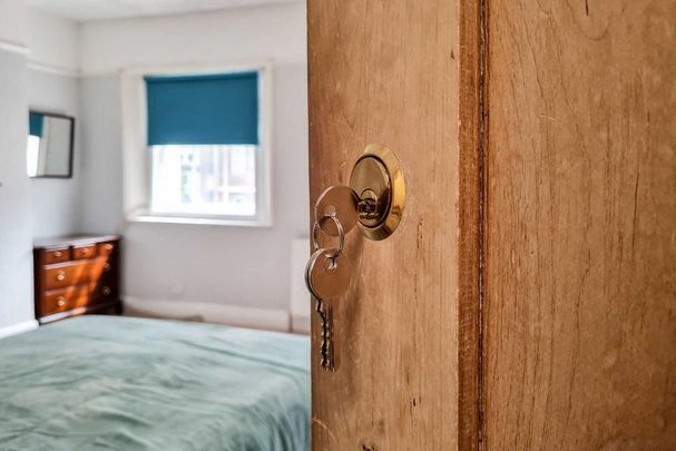 1 bedroom in a house share to rent - Photo 1
