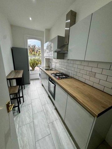 3 bedroom flat to rent - Photo 2