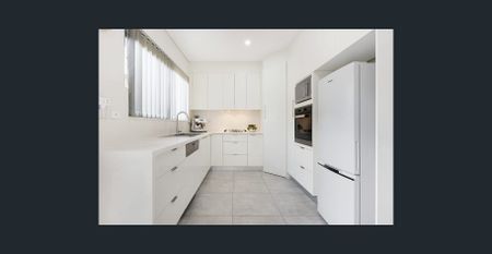 Modern 4-Bedroom Townhouse with Double Garage in Monterey - Photo 3