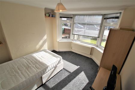 St Annes Drive, Headingley, LS4 2RZ, Leeds - Photo 4