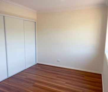 Spacious and sun-drenched freestanding house in tranquil location - Photo 2