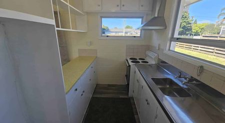 Easy Living on Edmund Hillary!! - Photo 2