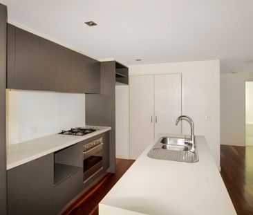 Oversized 2 bedroom apartment with own street entrance - Photo 6