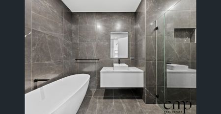 Stunning 4 Bedroom Duplex with Spacious Living & Spa! - Photo 4