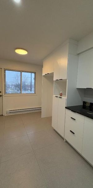 À louer appartement 4-1/2 non chauffé 3e étages - Photo 1