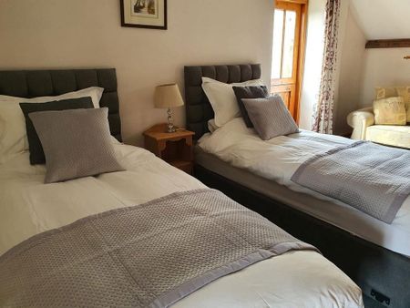 2 bedroom semi-detached house to rent - Photo 5