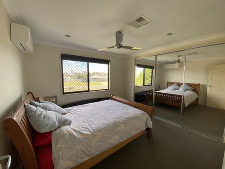 Spacious Three-Bedroom Townhouse ! - Photo 2