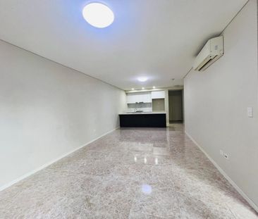 Stylish Two-Bedroom Apartment in Prime Location - Photo 5