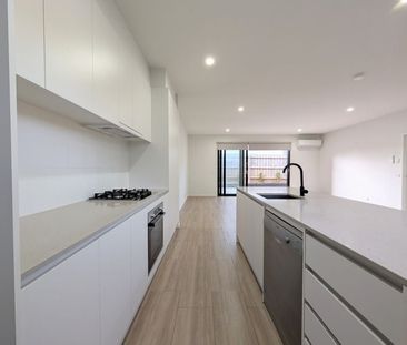 Spacious & Stylish 3-Bedroom Townhouse - Photo 5
