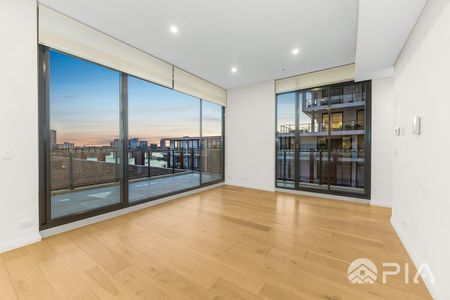 Spacious luxry2 bed apartment with water front view and timber floor in the lounge room and kitchen - Photo 5