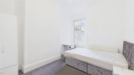 5 Bedroom House - Photo 2