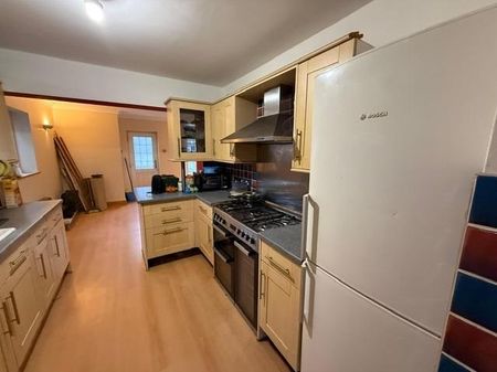 4 bedroom semi-detached house to rent - Photo 2