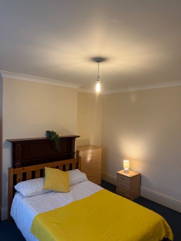 Room in a Shared House, Burgess Road, SO16 - Photo 4