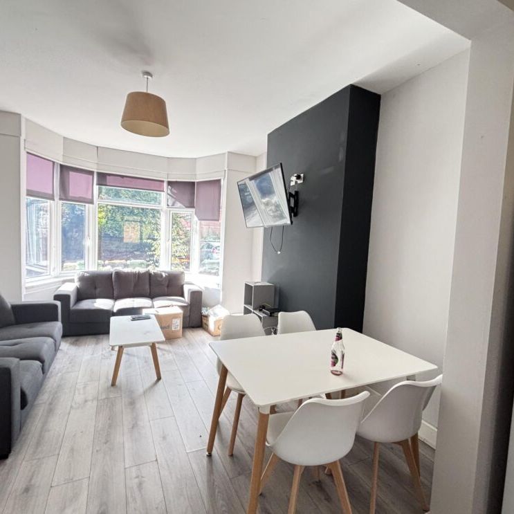 21 St Michaels Crescent, Leeds, LS6 3AL - Photo 1