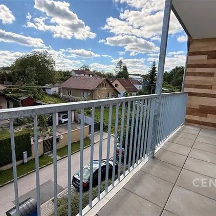 Pronájem slunného bytu 2kk s prostornou lodžií, garážovým stáním a sklepem - Photo 1