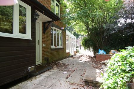 Knaphill, Woking - Photo 4
