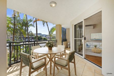 TWO BEDROOM, TWO BATHROOM, TWO CAR ACCOM WITH POOL - WALK TO BEACH - Photo 4