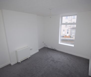To Let 2 Bed Flat - Photo 3