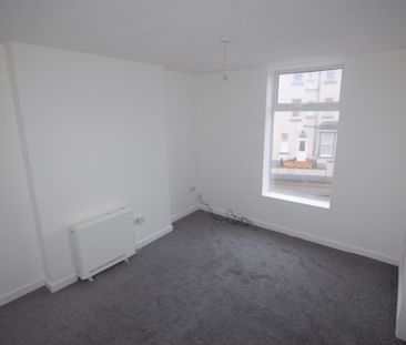 To Let 2 Bed Flat - Photo 5