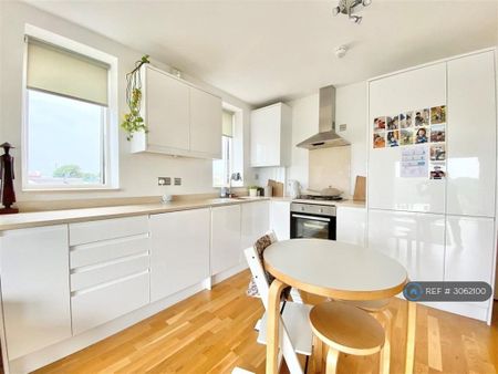 2 bedroom flat to rent - Photo 2