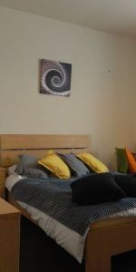 Close to university/ city centre - Photo 3