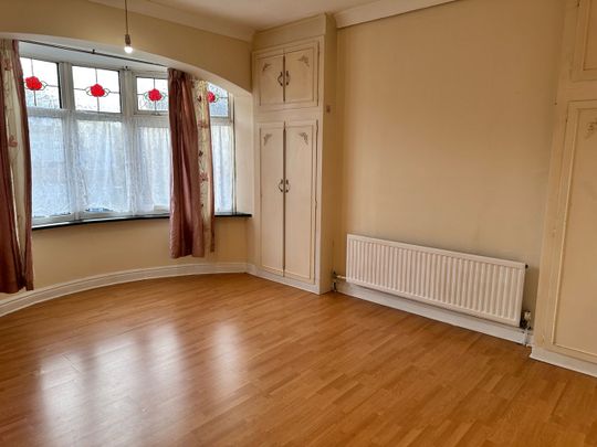 3 Bed Terraced House, Malvern Drive, IG3 - Photo 1