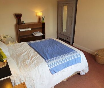 6 bedroom, 1 en-suite house *parking* - Photo 1