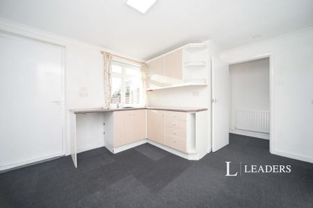 3 bedroom semi-detached house to rent - Photo 5