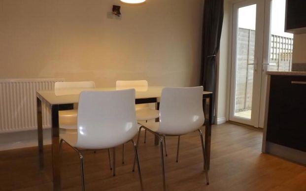 *** STUDENT PROPERTY *** A superbly presented five bedroom student house. All bedrooms are doubles with utility bills included in the rent. - Photo 1