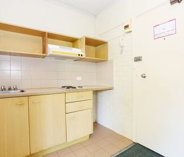 Stylish Inner-City Studio with Off-Street Parking - Photo 1