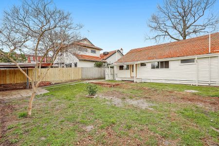 Charming Three-Bedroom Home in a Prime Oakleigh Location - Photo 4